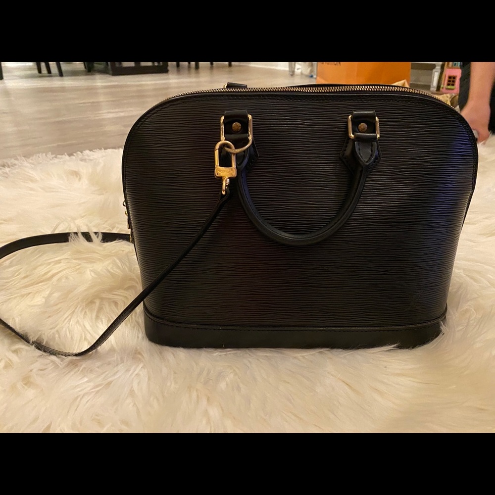 💥SOLD 💥Authentic Louis Vuitton Epi Alma Handbag